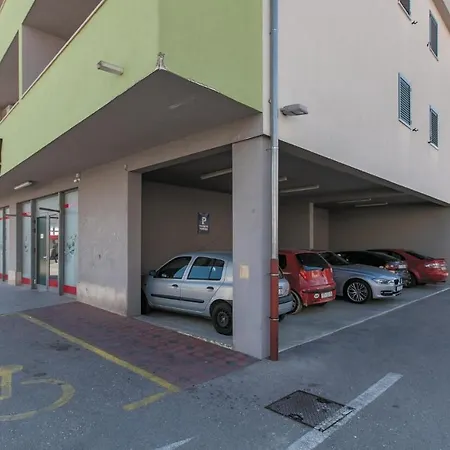 Apartment Three-bedroom Kastel Gomilica With Sea View 04 *