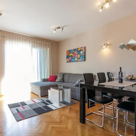 Apartment Three-bedroom Kastel Gomilica With Sea View 04