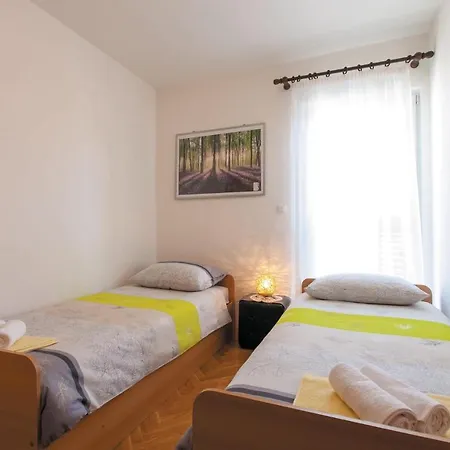 Apartment 3 Bedroom In Kastel Gomilica Kastela