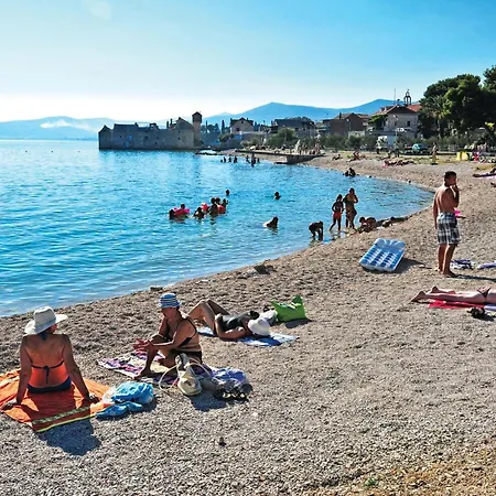 Apartment 3 Bedroom In Kastel Gomilica Kastela