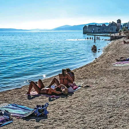 Apartment Three-bedroom Kastel Gomilica With Sea View 04